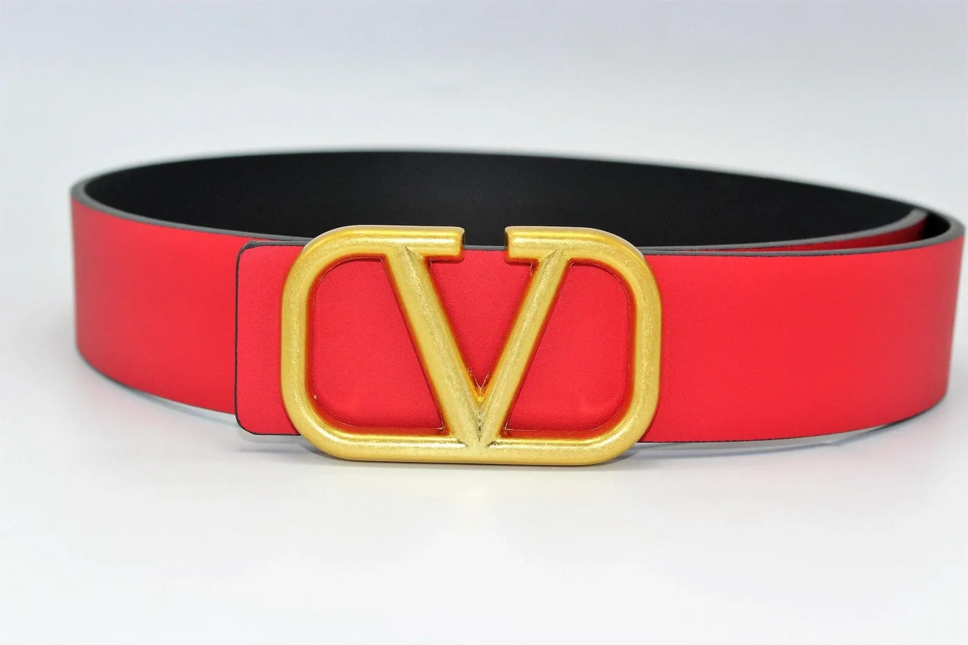 REVERSIBLE V LOGO SIGNATURE BELT IN GLOSSY CALFSKIN