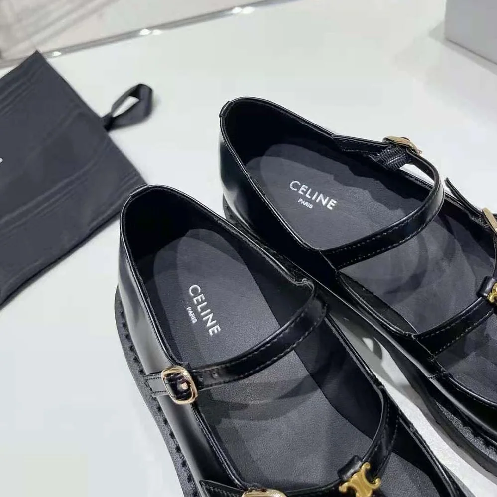 Celine Bulky Babies Triomphe in Polished Bull for Women in Black Celine Bulky Babies Triomphe in Polished Bull for Women in Black