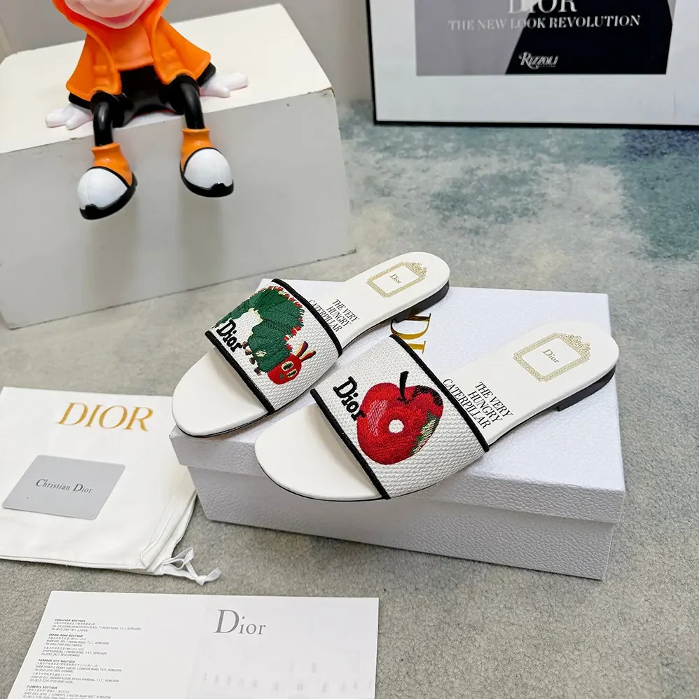 Dior Dway Slide White Embroidered Cotton and Multicolor Book Cover Motif for Women Dior Dway Slide White Embroidered Cotton and Multicolor Book Cover Motif for Women