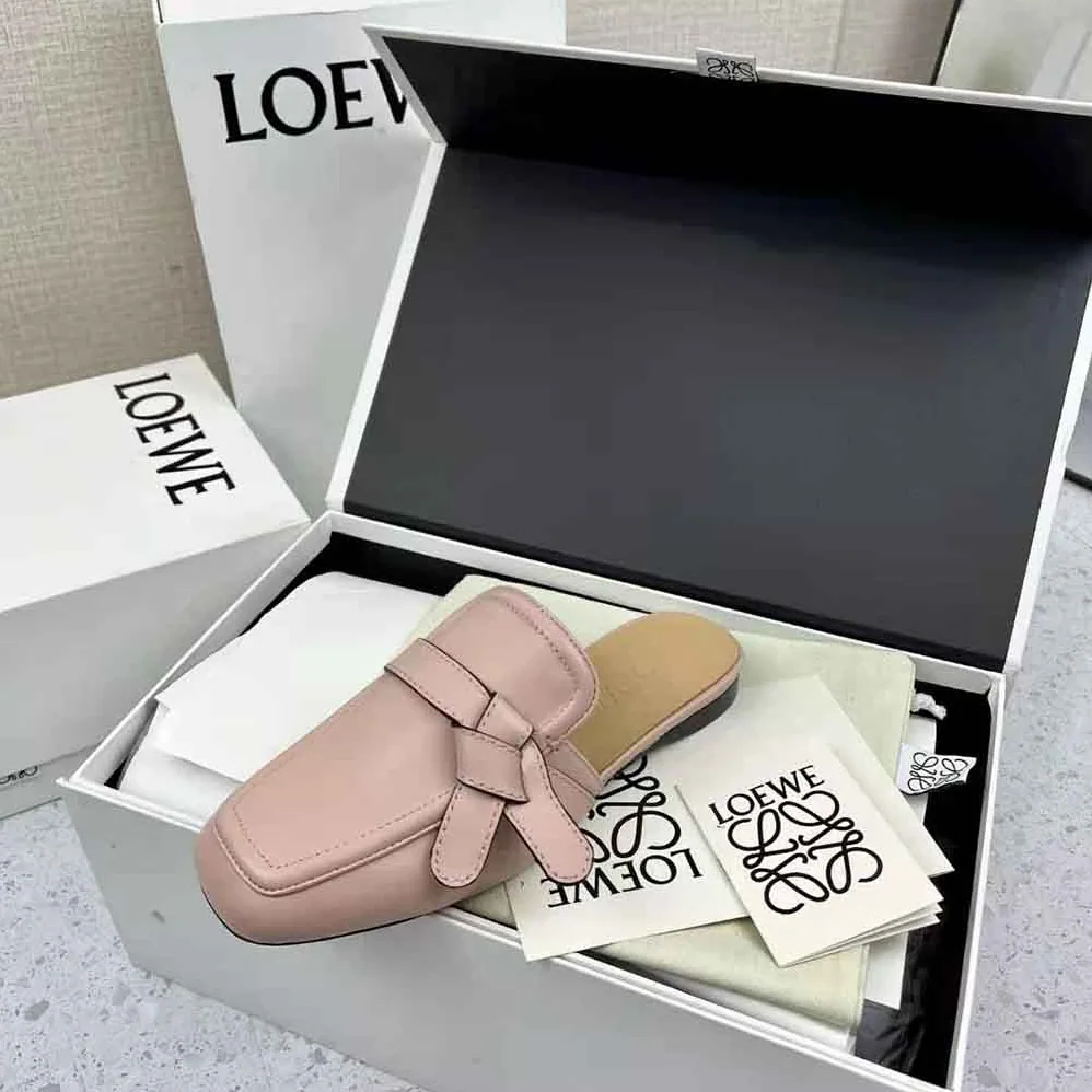Loewe Gate Flat Mule in Calfskin for Women in Pink Loewe Gate Flat Mule in Calfskin for Women in Pink