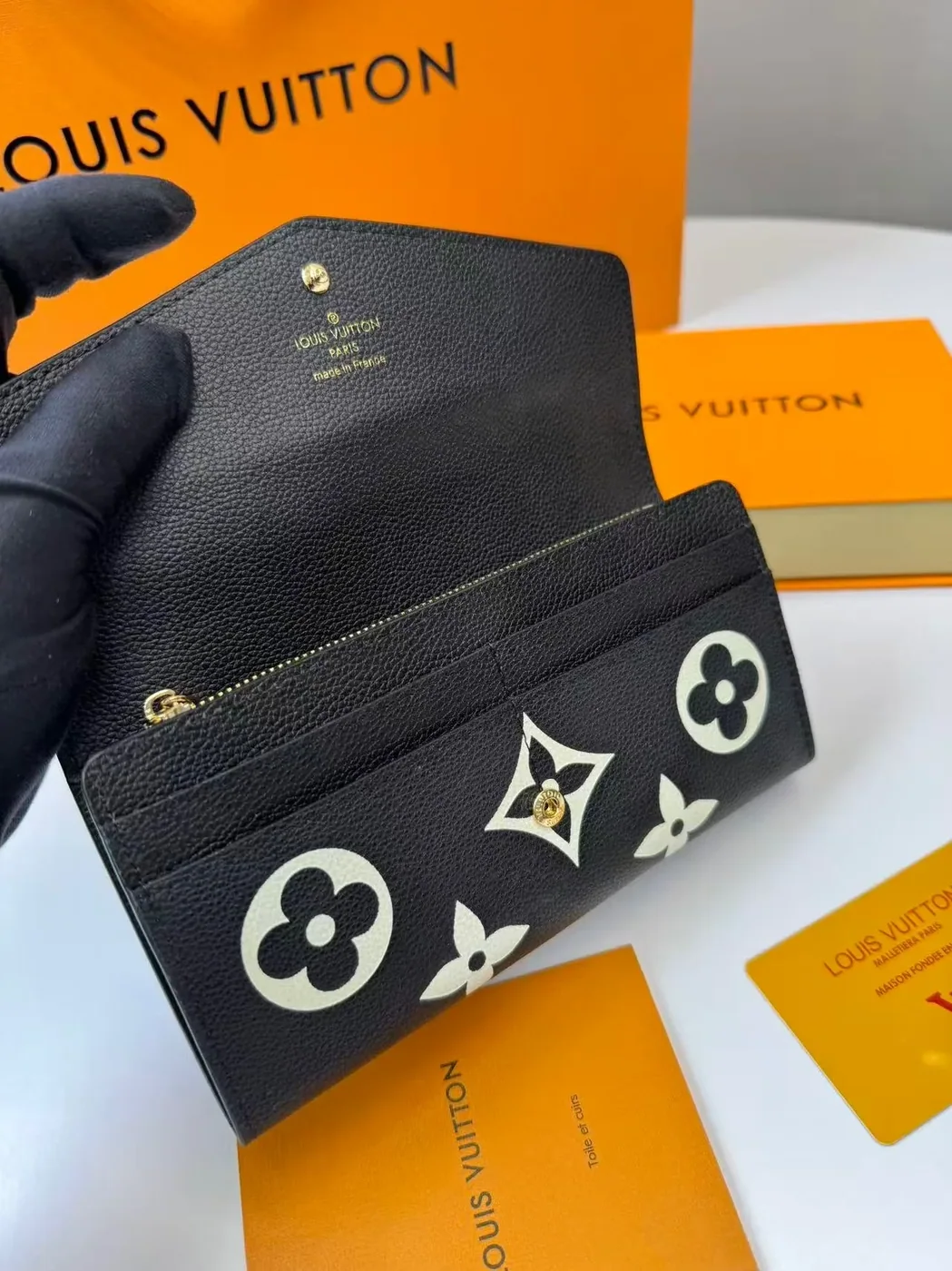Louis Vuitton Sarah Wallet Black And Beige /