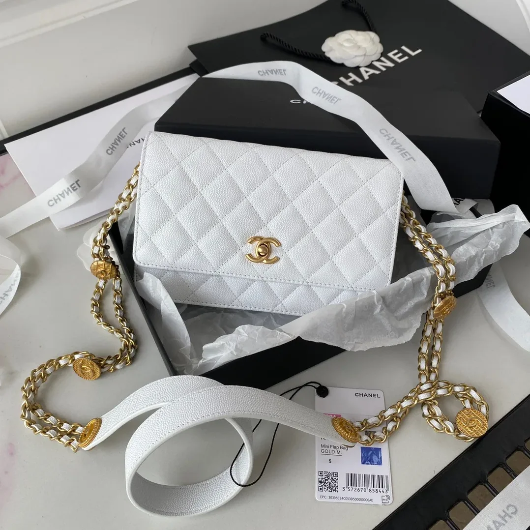 Chanel Small Flap Bag Gold Hardware White / Chanel Small Flap Bag Gold Hardware White /
