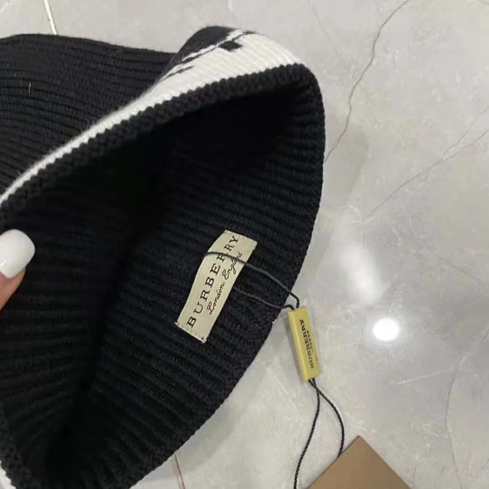 Burberry Logo Intarsia Cashmere Beanie for Unisex in Black Burberry Logo Intarsia Cashmere Beanie for Unisex in Black
