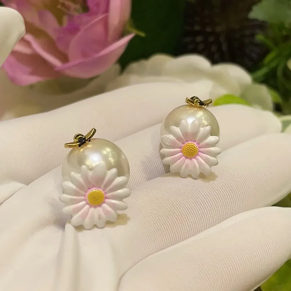 Dior Daisy Dior Tribales Earrings Gold-Finish Metal White Resin Pearls and Multicolor Lacquer for Women Dior Daisy Dior Tribales Earrings Gold-Finish Metal White Resin Pearls and Multicolor Lacquer for Women