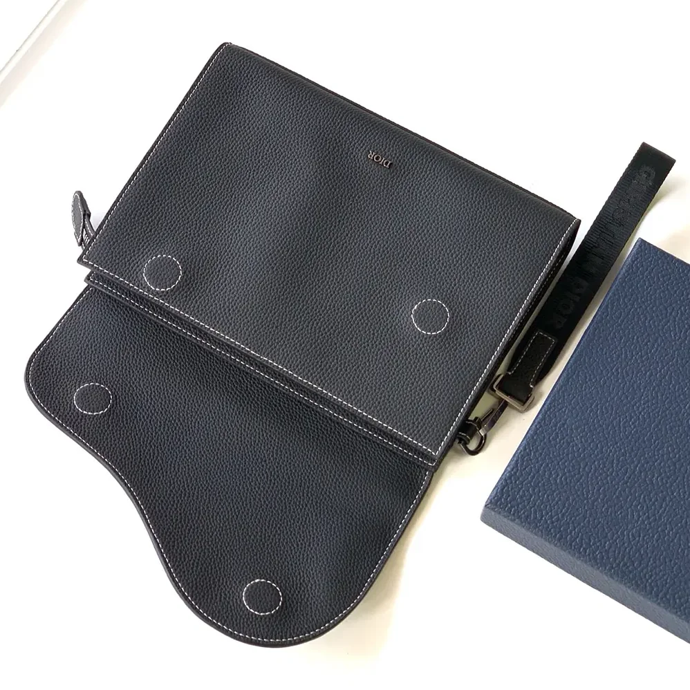 Dior Saddle A5 Triangle Pouch Black Grained Calfskin for Men Dior Saddle A5 Triangle Pouch Black Grained Calfskin for Men