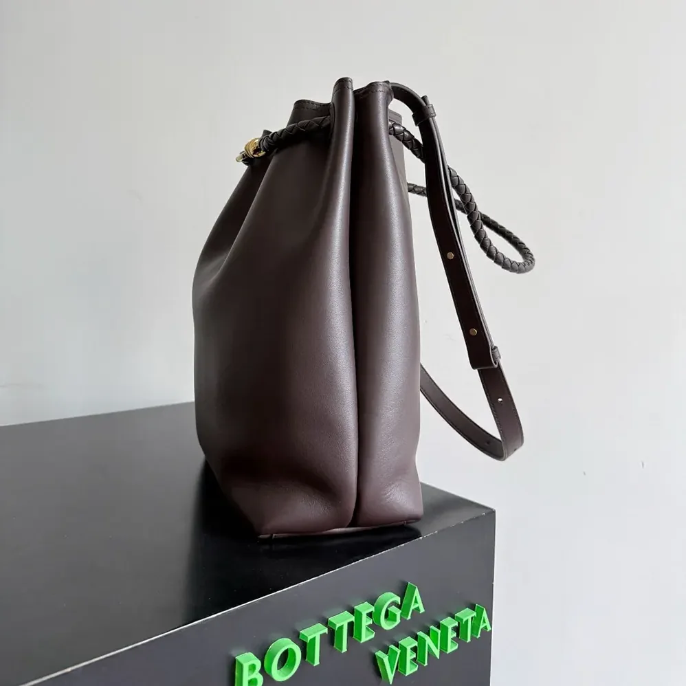 Bottega Veneta Andiamo Bucket in Silky Calf Leather for Women in Chocolate Bottega Veneta Andiamo Bucket in Silky Calf Leather for Women in Chocolate