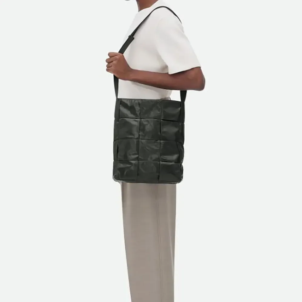 Bottega Veneta Arco Hobo Bag in Calfskin Leather for Unisex in Black Bottega Veneta Arco Hobo Bag in Calfskin Leather for Unisex in Black
