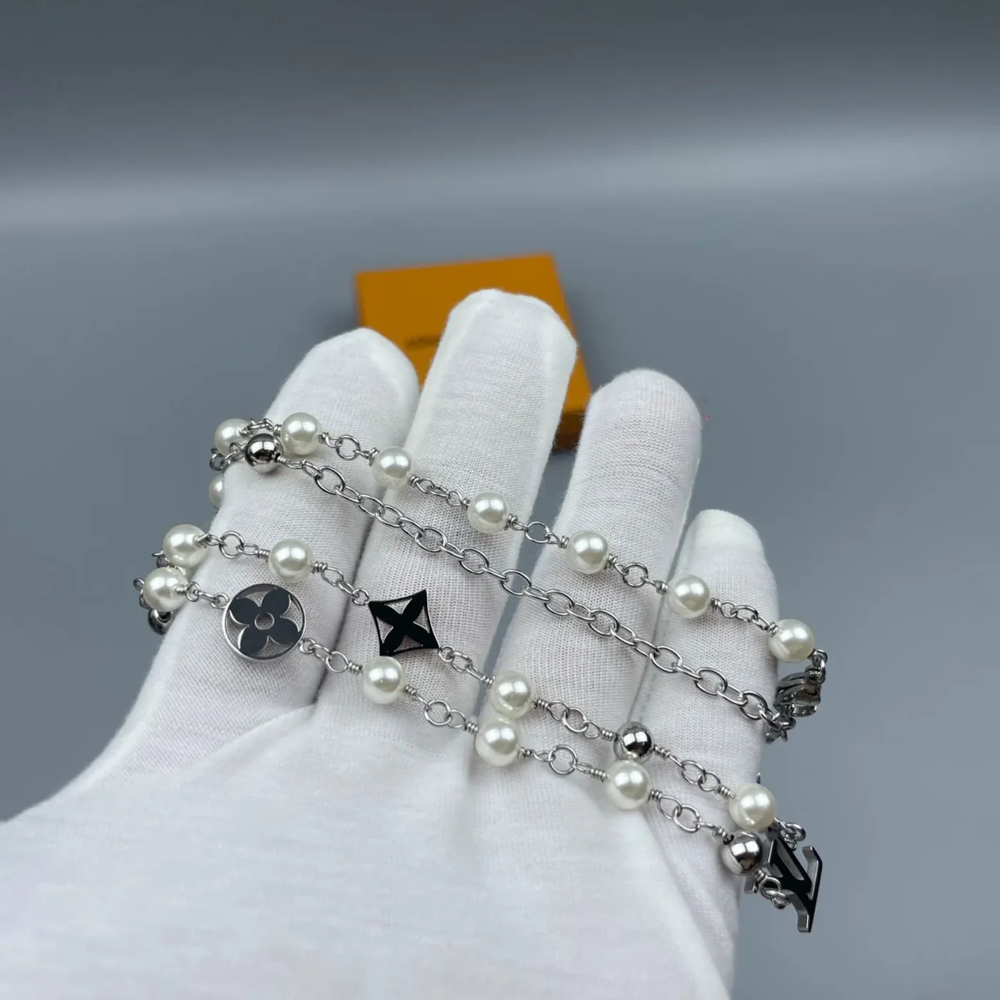 Louis Vuitton Pearls Necklace Silver / Louis Vuitton Pearls Necklace Silver /