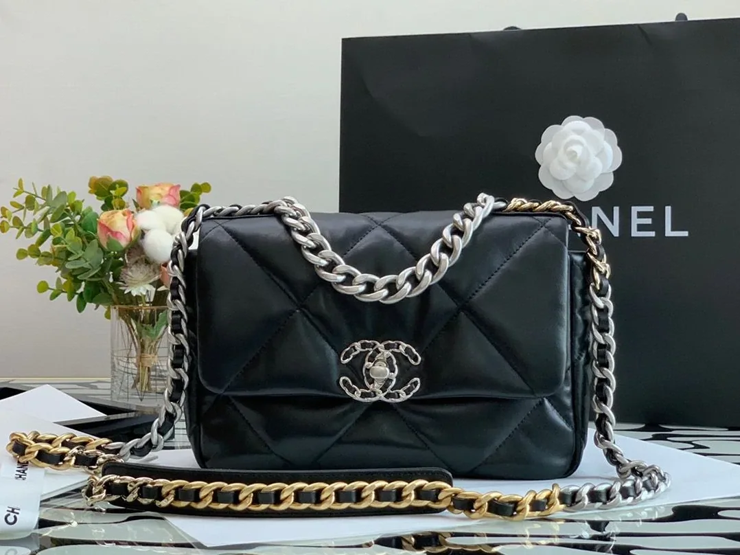 Chanel Flap Bag Crossbody in Black Chanel Flap Bag Crossbody in Black