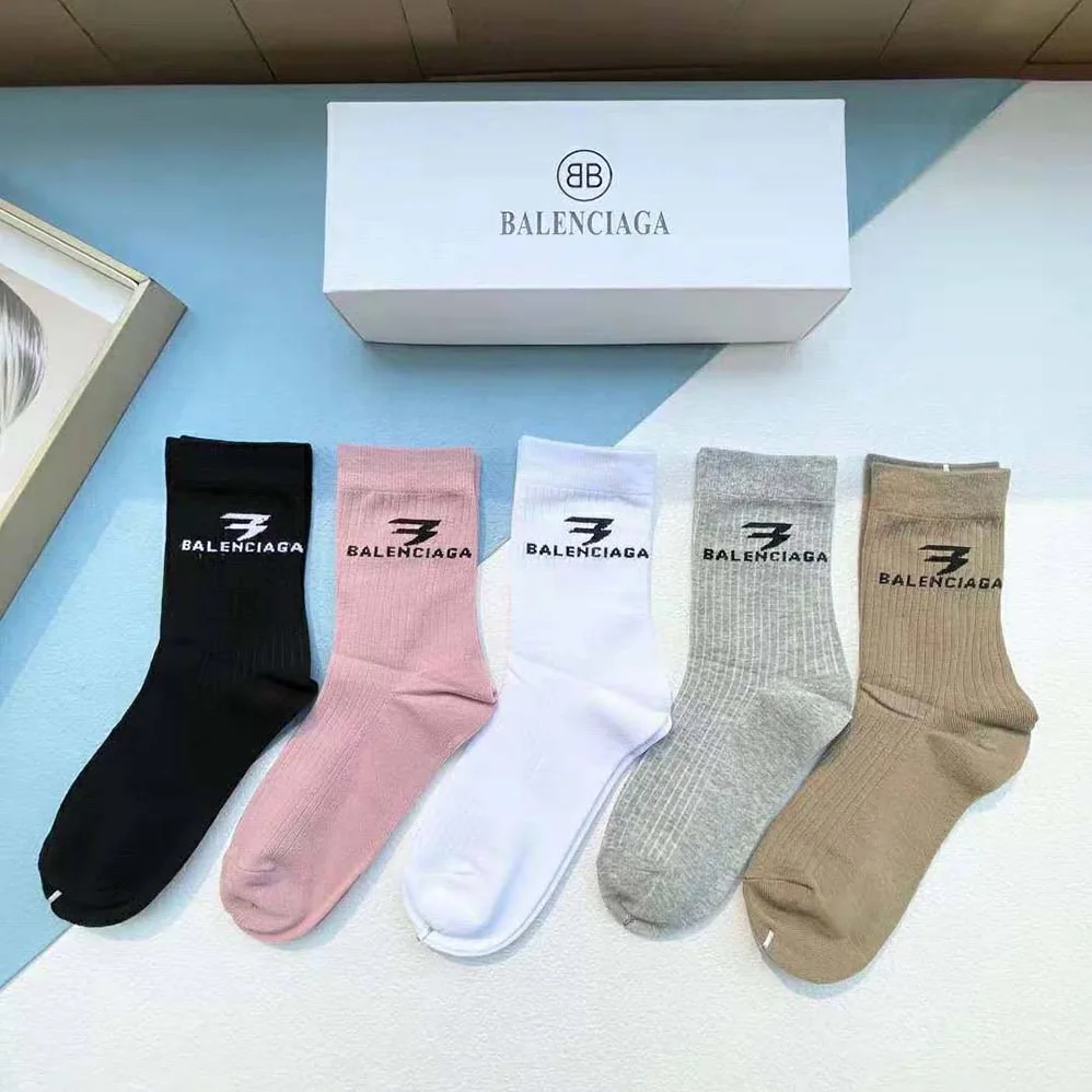 Balenciaga 3B Sports Icon Socks in White and Black Cotton for Unisex Balenciaga 3B Sports Icon Socks in White and Black Cotton for Unisex