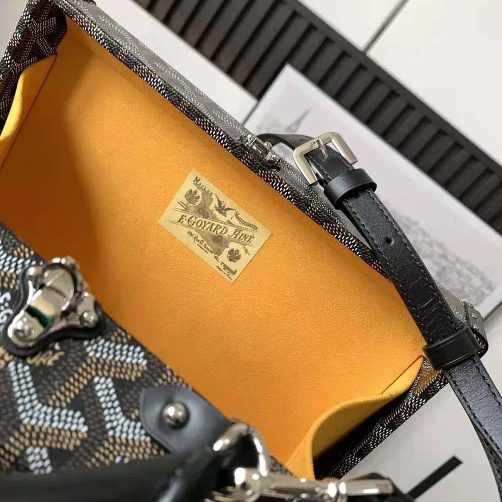Goyard Sac Malle Grand Hôtel in Goyardine Canvas & Clamecy Calfskin for Women in Black Goyard Sac Malle Grand Hôtel in Goyardine Canvas & Clamecy Calfskin for Women in Black