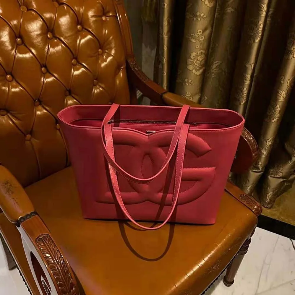 Dolce Gabbana D&G Small Calfskin DG Logo Bag Shopper for Women in Pink Dolce Gabbana D&G Small Calfskin DG Logo Bag Shopper for Women in Pink