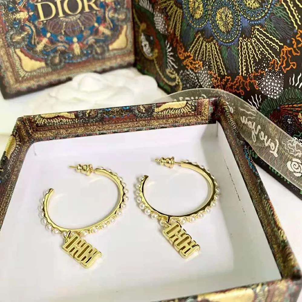 Dior Dio(r)evolution Earrings Gold-Finish Metal and White Resin Pearls for Women Dior Dio(r)evolution Earrings Gold-Finish Metal and White Resin Pearls for Women