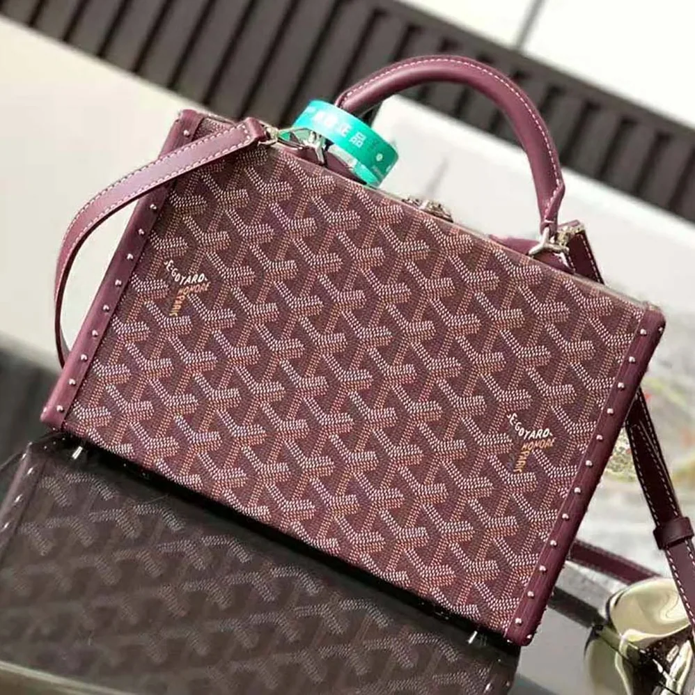 Goyard Sac Malle Grand Hôtel in Goyardine Canvas & Clamecy Calfskin for Women in Maroon Goyard Sac Malle Grand Hôtel in Goyardine Canvas & Clamecy Calfskin for Women in Maroon