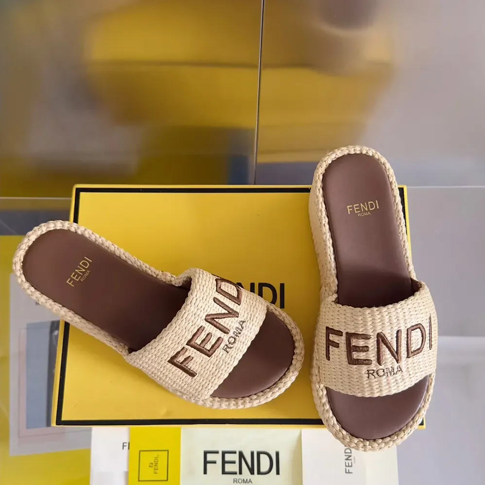 Fendi Fendi Sunshine Beige for Women in Brown Raffia Flatform Slides