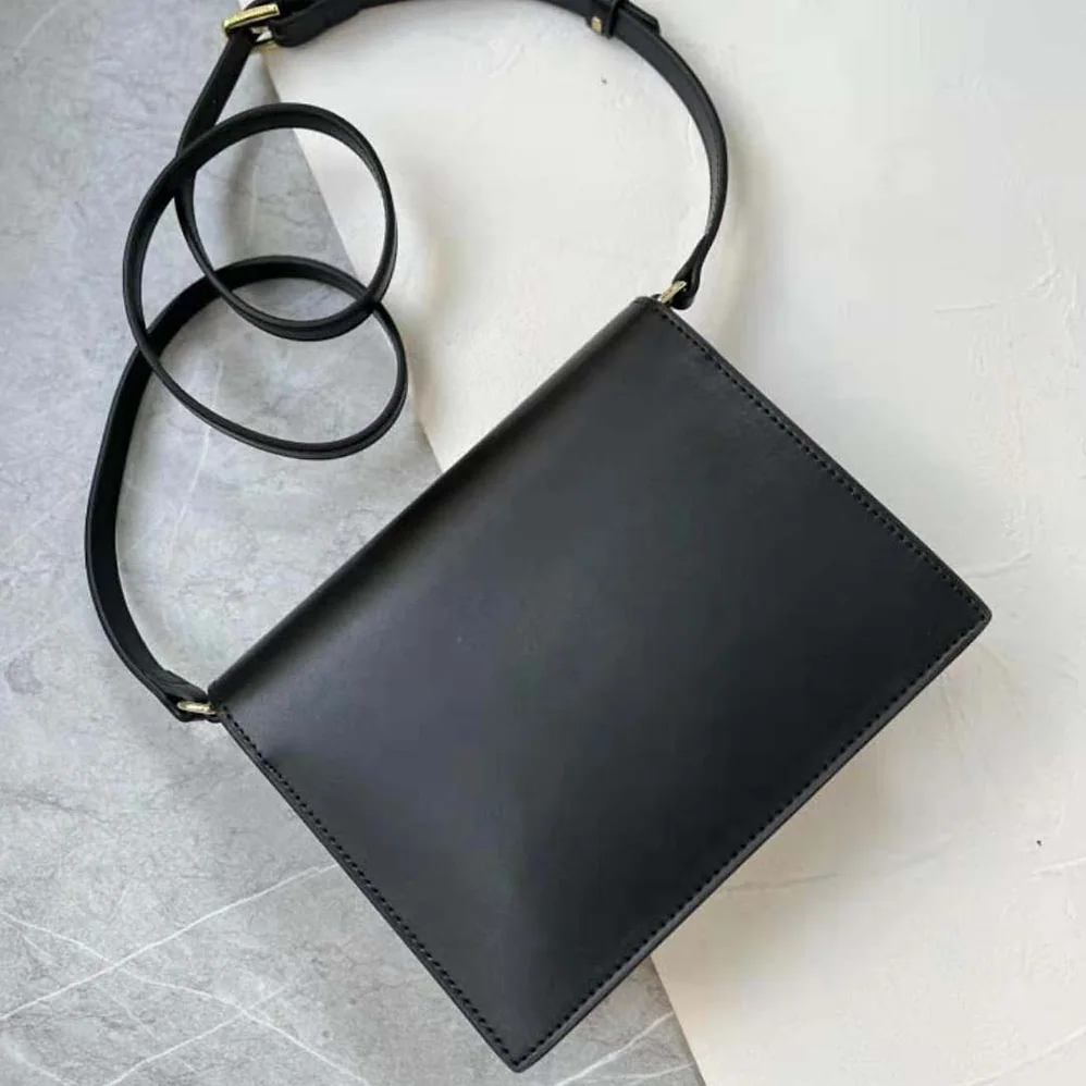 Dolce Gabbana D&G Calfskin DG Logo Bag Crossbody Bag for Women in Black Dolce Gabbana D&G Calfskin DG Logo Bag Crossbody Bag for Women in Black
