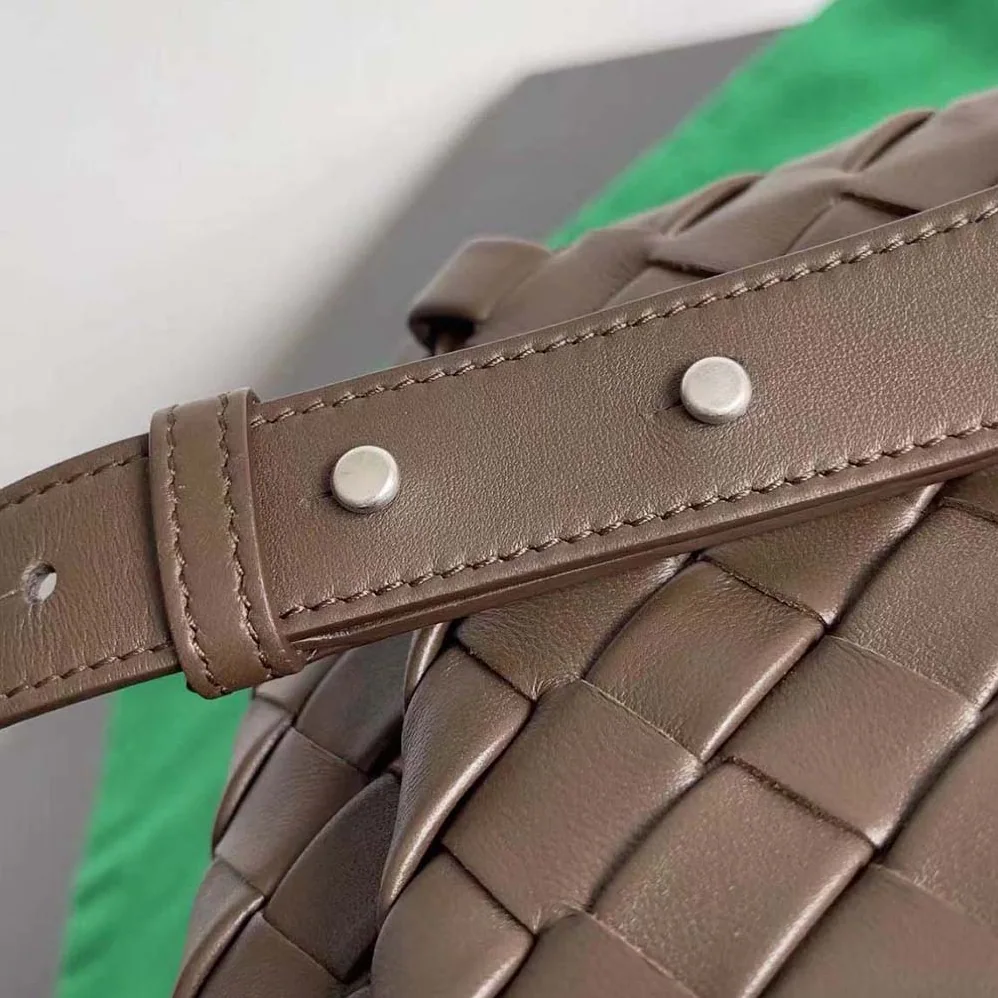 Bottega Veneta Small Cobble Messenger in Calfskin Leather for Unisex in Chocolate Bottega Veneta Small Cobble Messenger in Calfskin Leather for Unisex in Chocolate