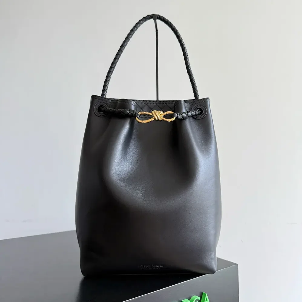 Bottega Veneta Andiamo Bucket in Silky Calf Leather for Women in Black