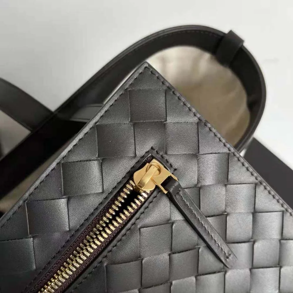 Bottega Veneta Medium Flip Flap in Intrecciato Leather for Women Bottega Veneta Medium Flip Flap in Intrecciato Leather for Women