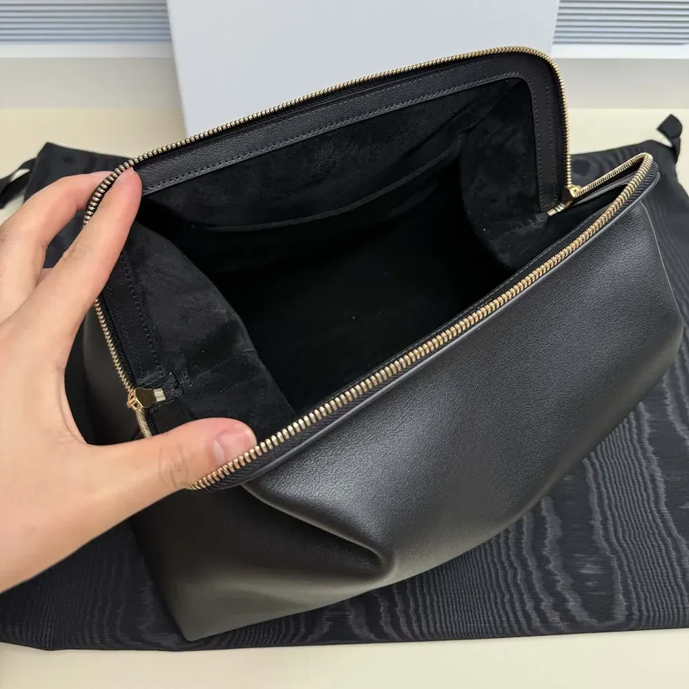 Celine Doctor'S Pouch In Supple Natural Calfskin for Women in Black Celine Doctor'S Pouch In Supple Natural Calfskin for Women in Black