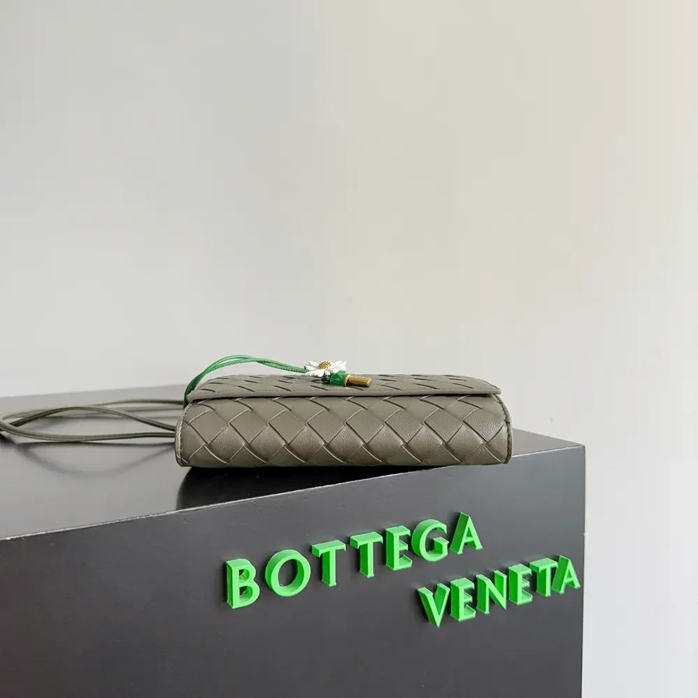 Bottega Veneta Andiamo Daisy Pouch+Dark Green for Women Bottega Veneta Andiamo Daisy Pouch+Dark Green for Women