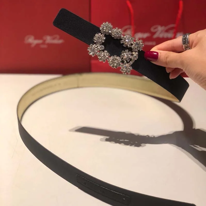 Roger Vivier Wome Flowers Belt in Silk Satin in Black