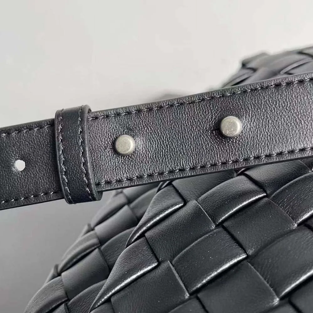 Bottega Veneta Small Cobble Messenger in Calfskin Leather for Unisex in Black Bottega Veneta Small Cobble Messenger in Calfskin Leather for Unisex in Black