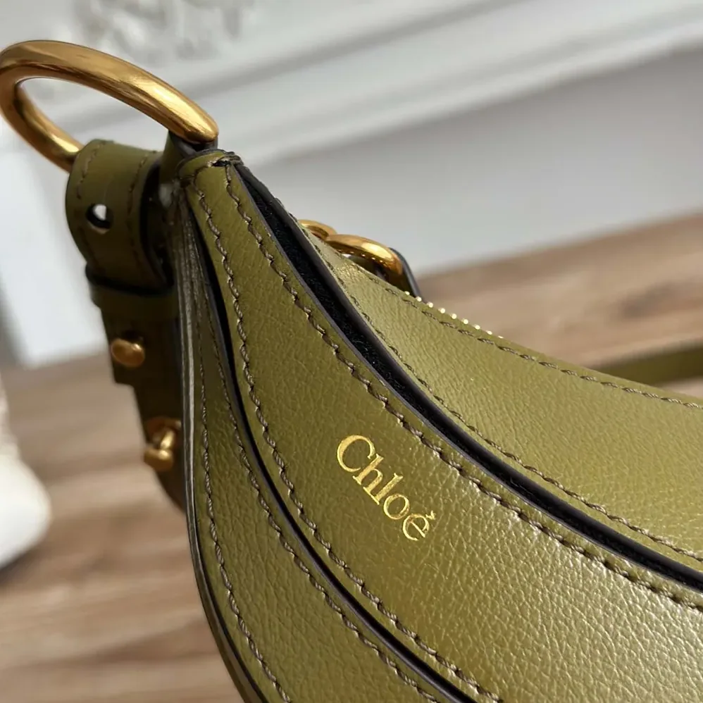 Chloe Banana Cross-body Bag in Grained Calfskin for Women in Dark Green