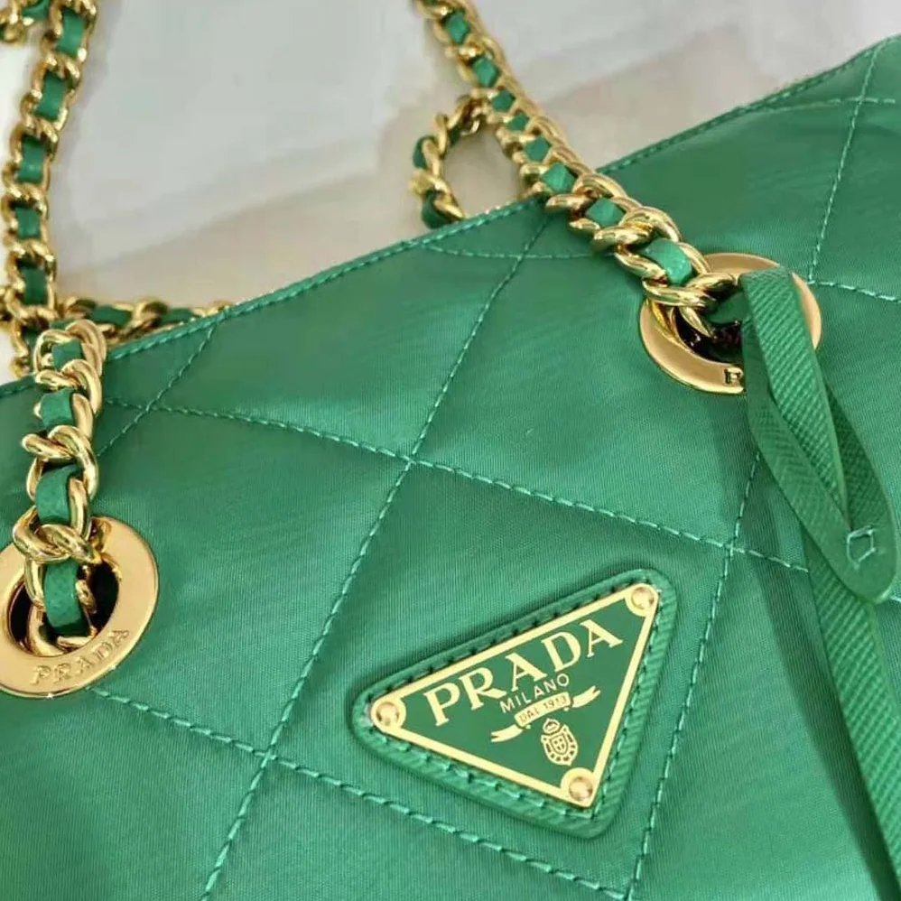Prada Re-Edition 1995 Chaîne Re-Nylon Tote Bag for Women in Green Prada Re-Edition 1995 Chaîne Re-Nylon Tote Bag for Women in Green