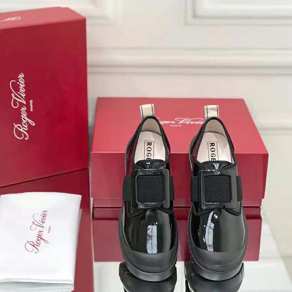 Roger Vivier Walky Viv Lacquered Buckle Sneakers in Leather for Women in Black
