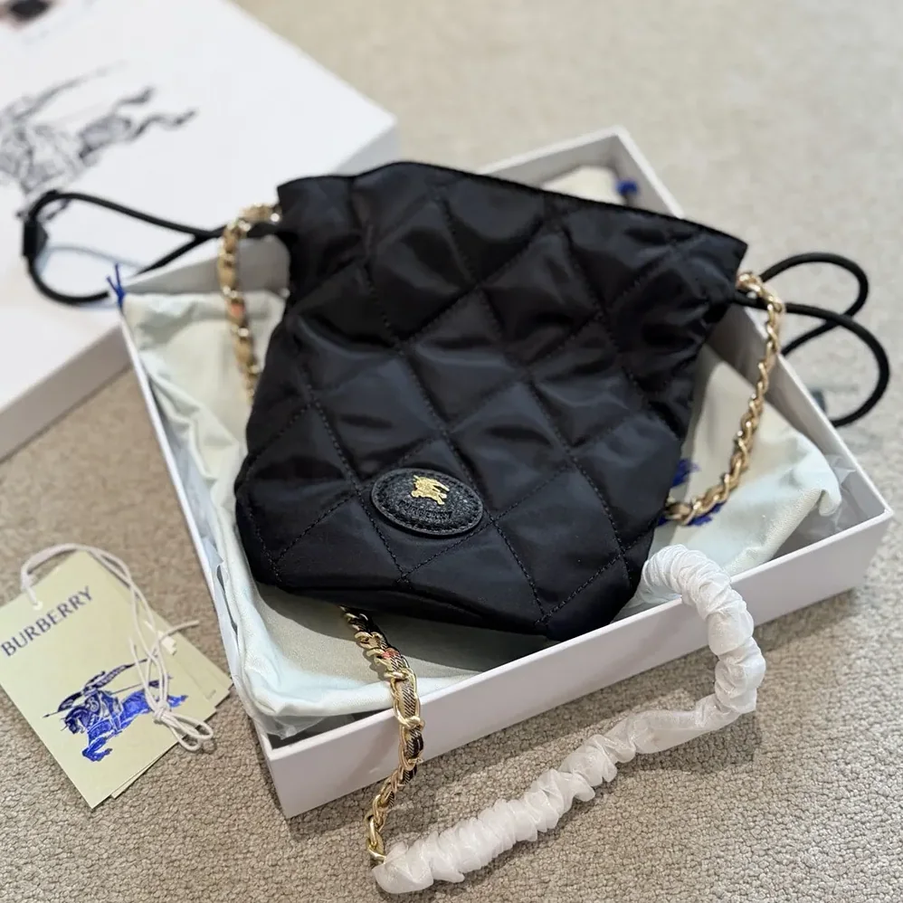 Burberry Horseshoe Chain Pouch for Women in Black Burberry Horseshoe Chain Pouch for Women in Black