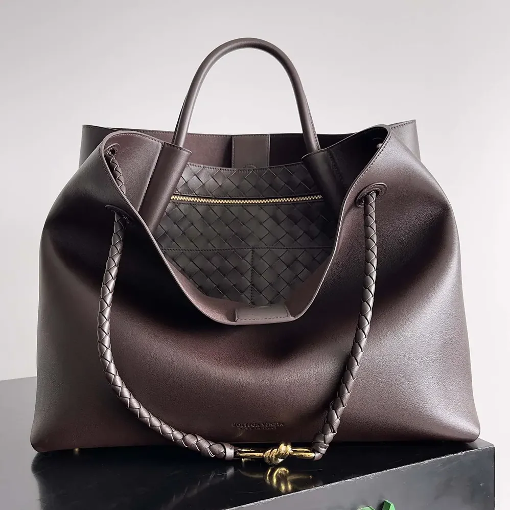 Bottega Veneta Large Andiamo in Silky Calf Leather-806010V4O922190 for Women Bottega Veneta Large Andiamo in Silky Calf Leather-806010V4O922190 for Women