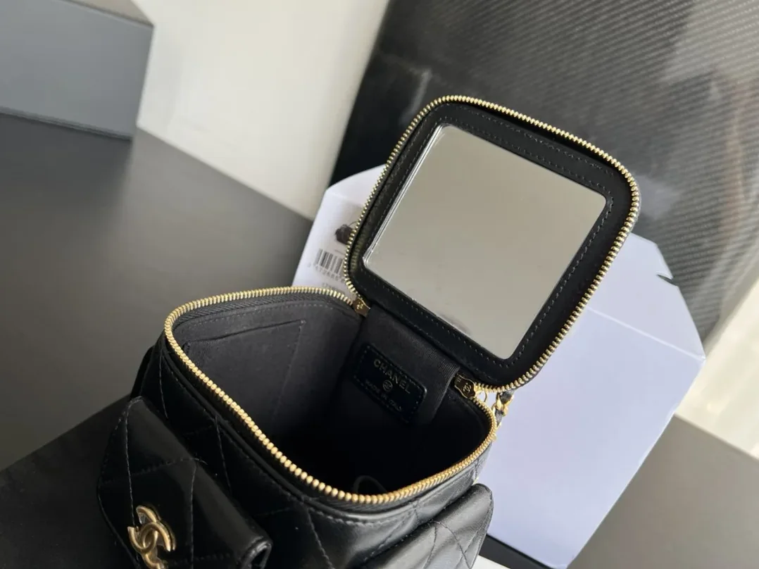 Chanel CC Vanity With Chain Bag Black / Chanel CC Vanity With Chain Bag Black /