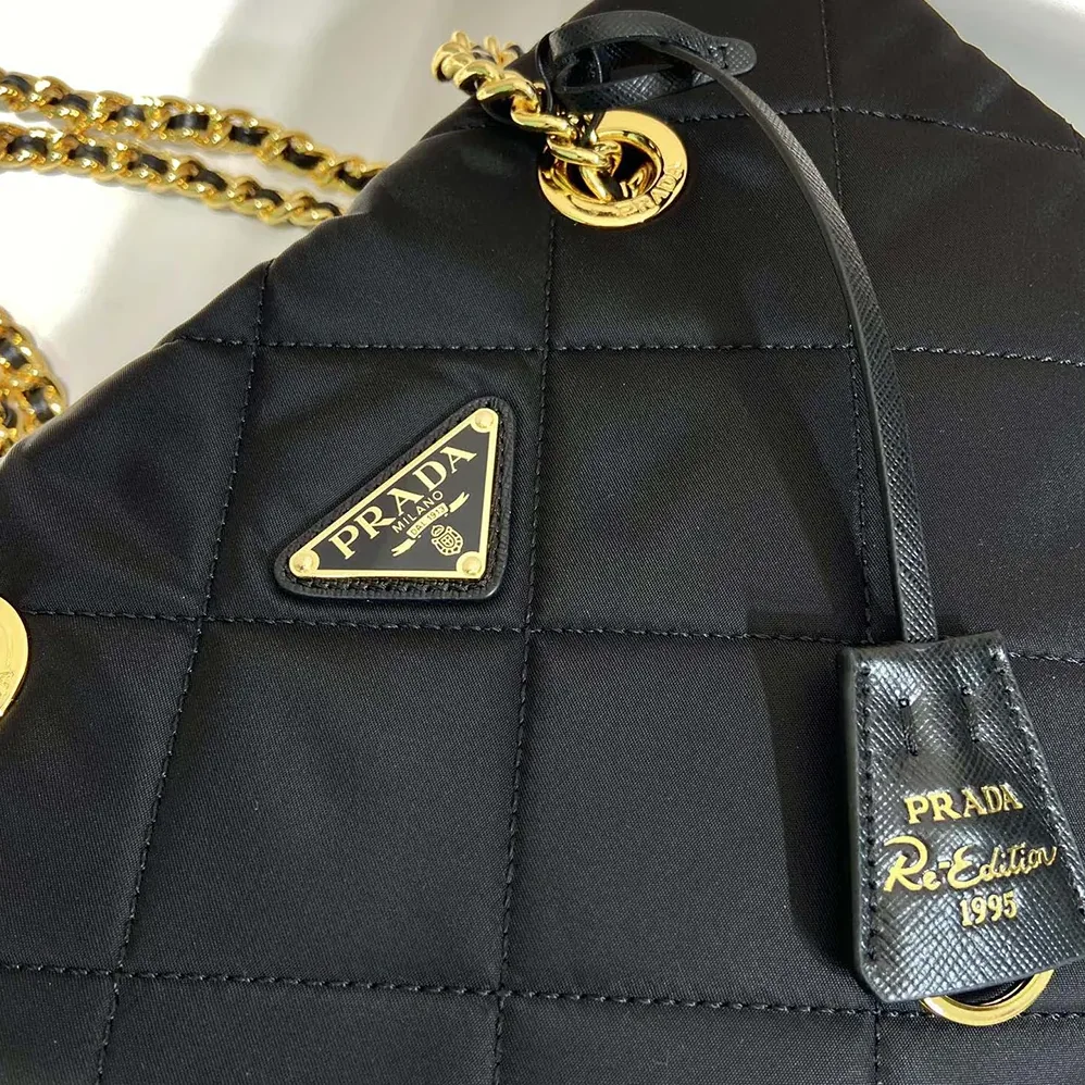 Prada Prada Re-Edition 1995 Chaîne Medium Re-Nylon Tote Bag for Women in Black Prada Prada Re-Edition 1995 Chaîne Medium Re-Nylon Tote Bag for Women in Black