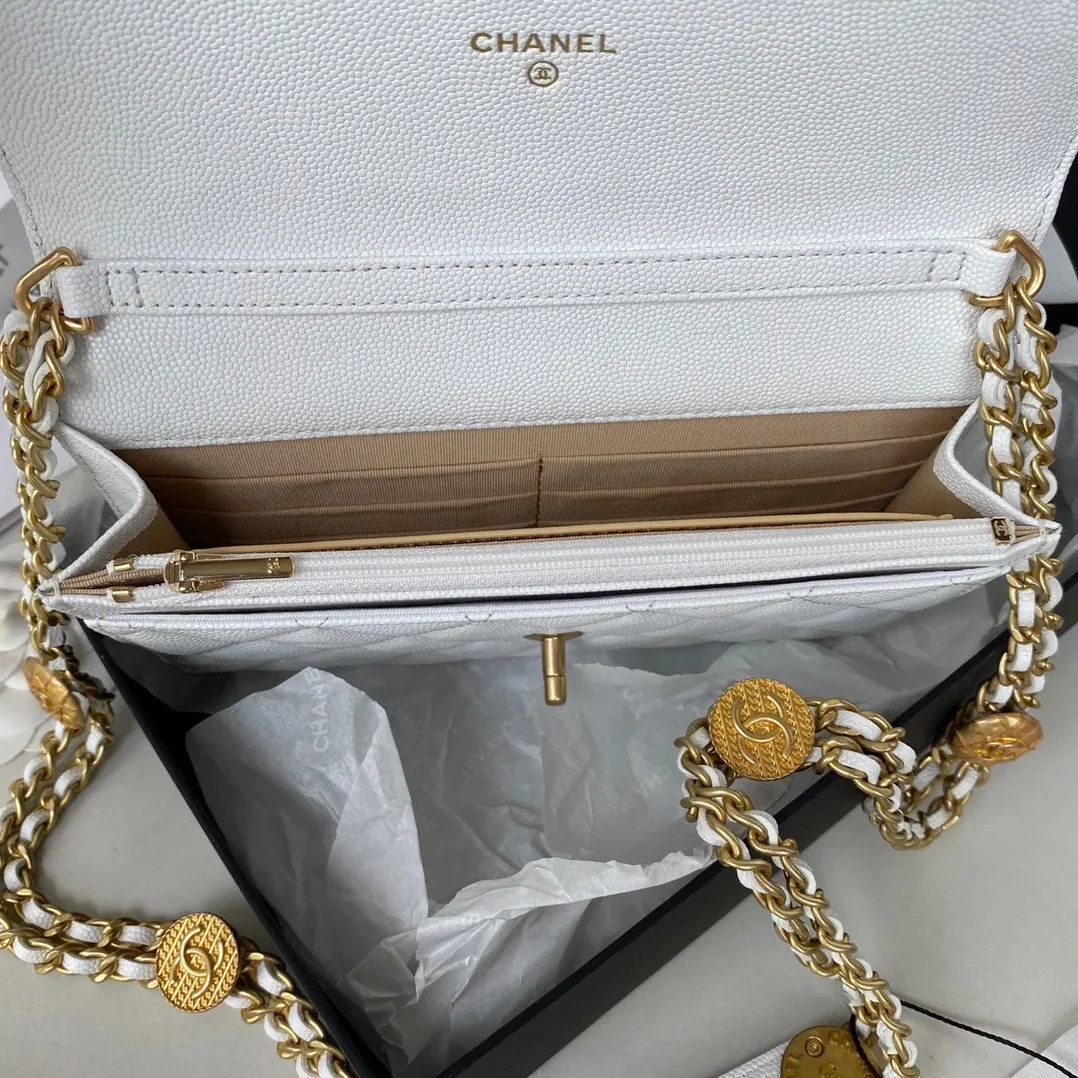 Chanel Small Flap Bag Gold Hardware White / Chanel Small Flap Bag Gold Hardware White /