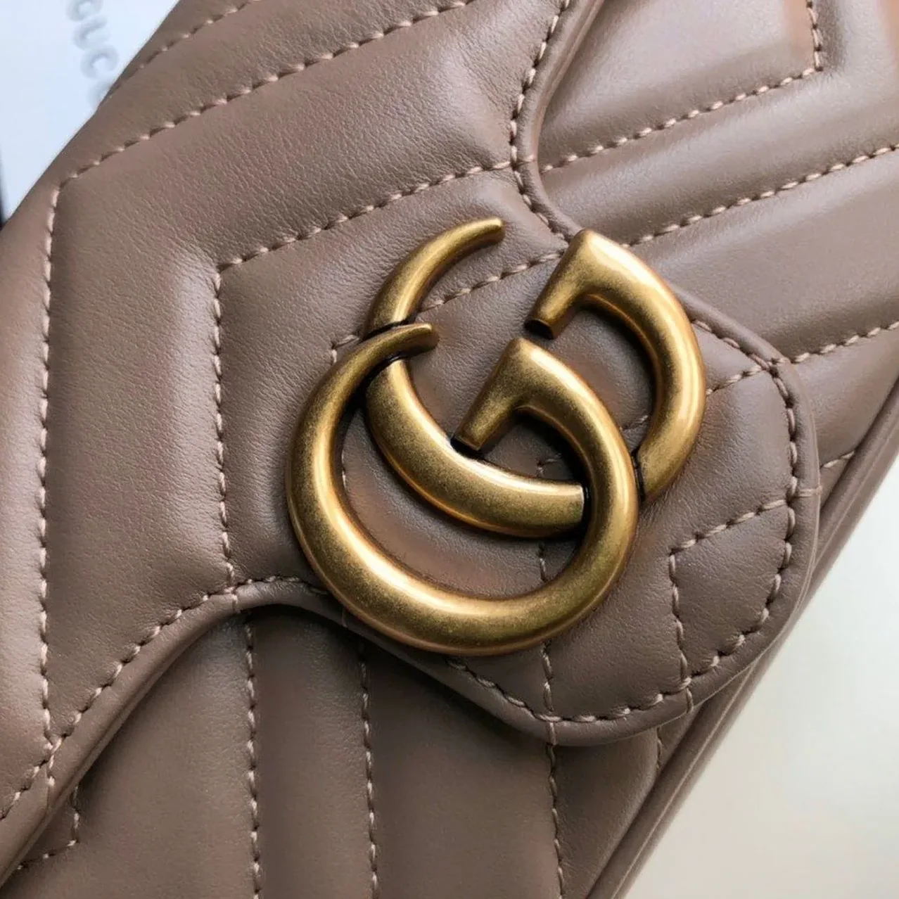 Gucci Marmont Matelassé Super Mini Bag Beige Matelassé Chevron / Gucci Marmont Matelassé Super Mini Bag Beige Matelassé Chevron /