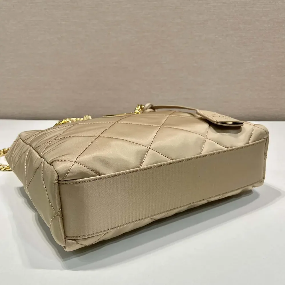 Prada Prada Re-Edition 1995 Chaîne Re-Nylon Tote Bag for Women in Beige Prada Prada Re-Edition 1995 Chaîne Re-Nylon Tote Bag for Women in Beige