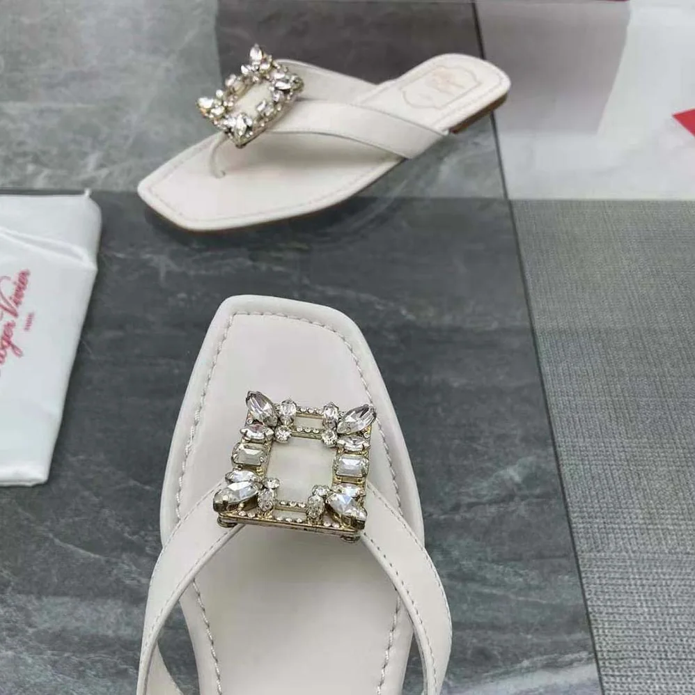 Roger Vivier Mini Broche Vivier Buckle Thong Mules in Leather for Women in White Roger Vivier Mini Broche Vivier Buckle Thong Mules in Leather for Women in White