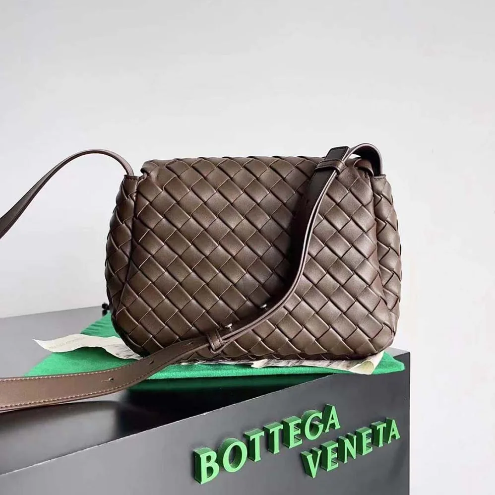 Bottega Veneta Small Cobble Messenger in Calfskin Leather for Unisex in Chocolate Bottega Veneta Small Cobble Messenger in Calfskin Leather for Unisex in Chocolate