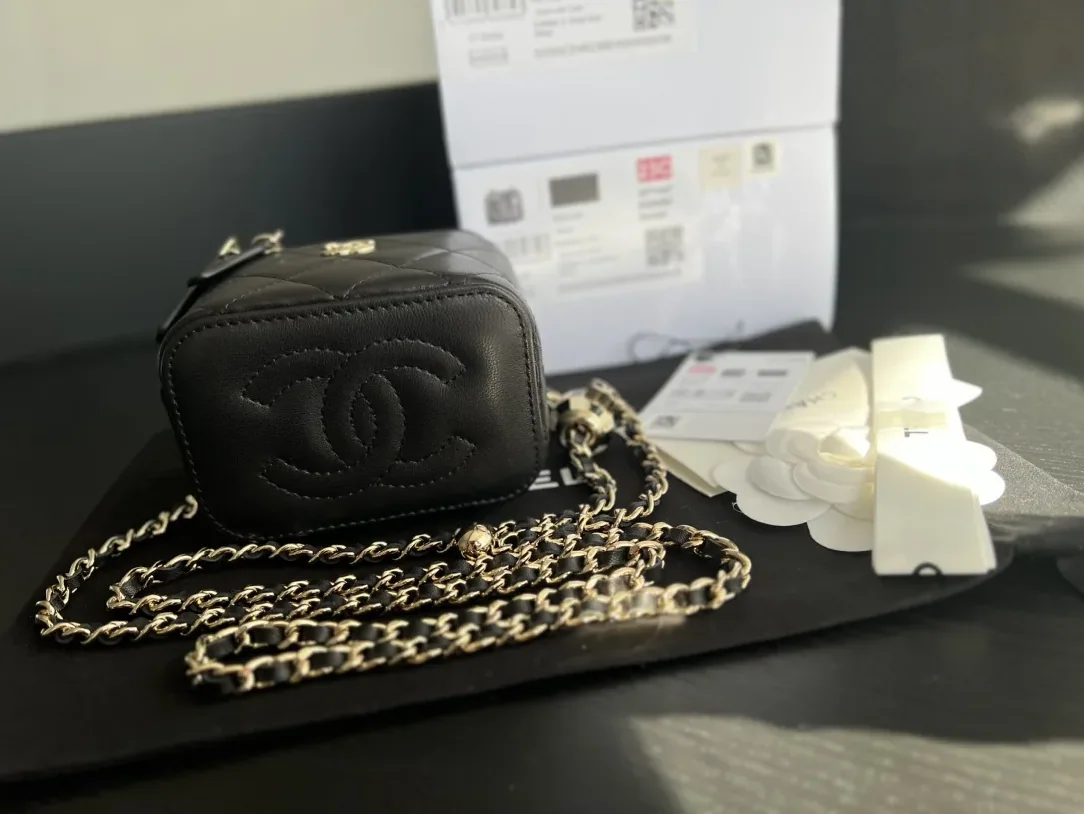 Chanel Vanity With Chain Black / Chanel Vanity With Chain Black /