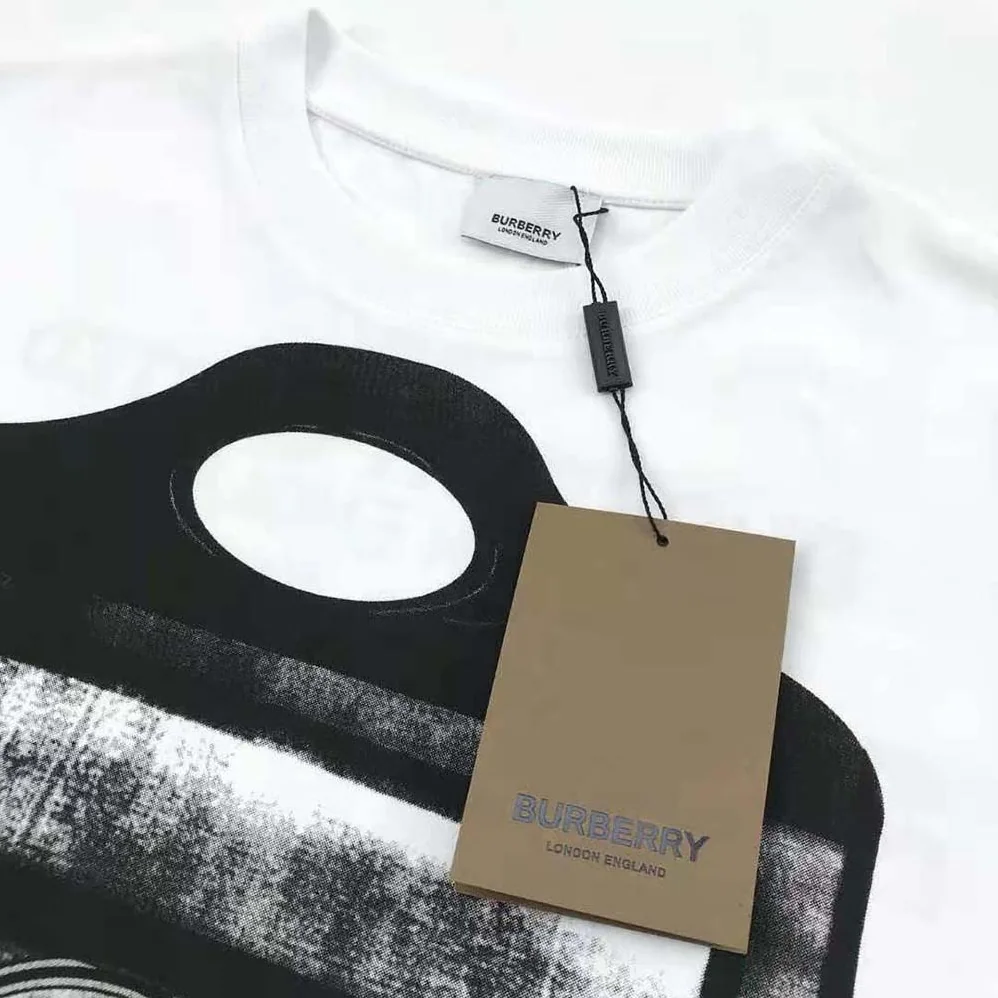 Burberry Pocket Bag Print Cotton Jersey T-shirt for Women in White Burberry Pocket Bag Print Cotton Jersey T-shirt for Women in White