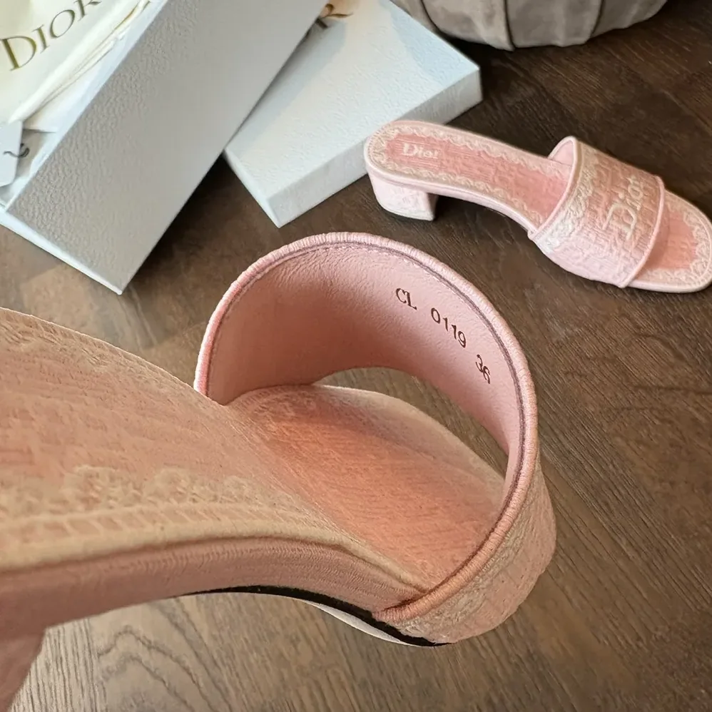 Dior Dioramour Dior Dentelle Heeled Slide Soupir Pink Dior Oblique Embroidered Cotton and White Lace for Women Dior Dioramour Dior Dentelle Heeled Slide Soupir Pink Dior Oblique Embroidered Cotton and White Lace for Women
