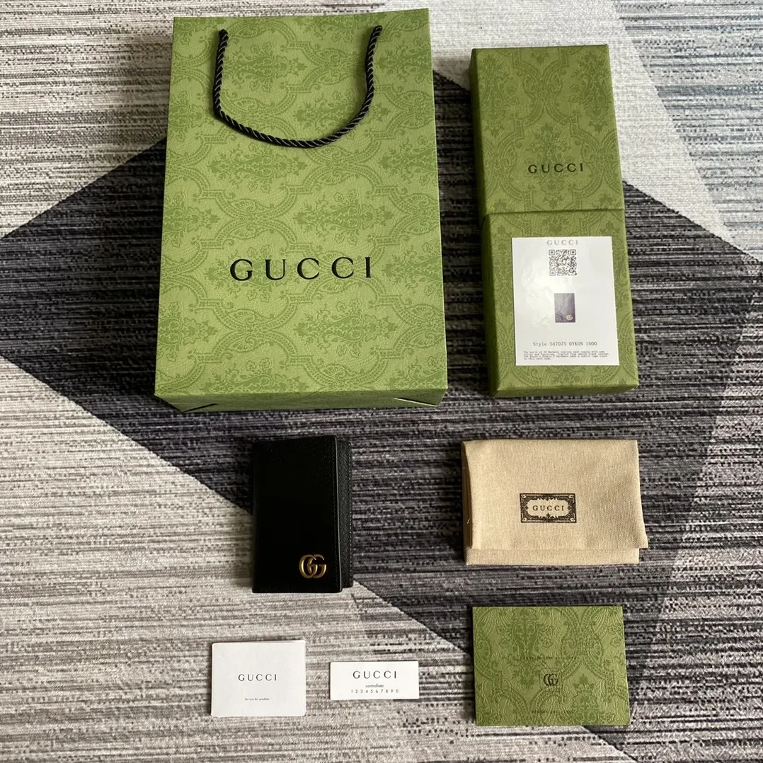 Gucci GG Marmont Card Case Black with Gold Toned Hardware / Gucci GG Marmont Card Case Black with Gold Toned Hardware /