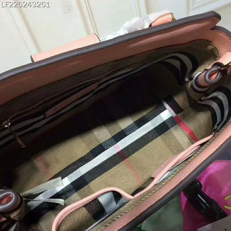 Burberry Medium Buckle Tote in Grainy Leather in Pink