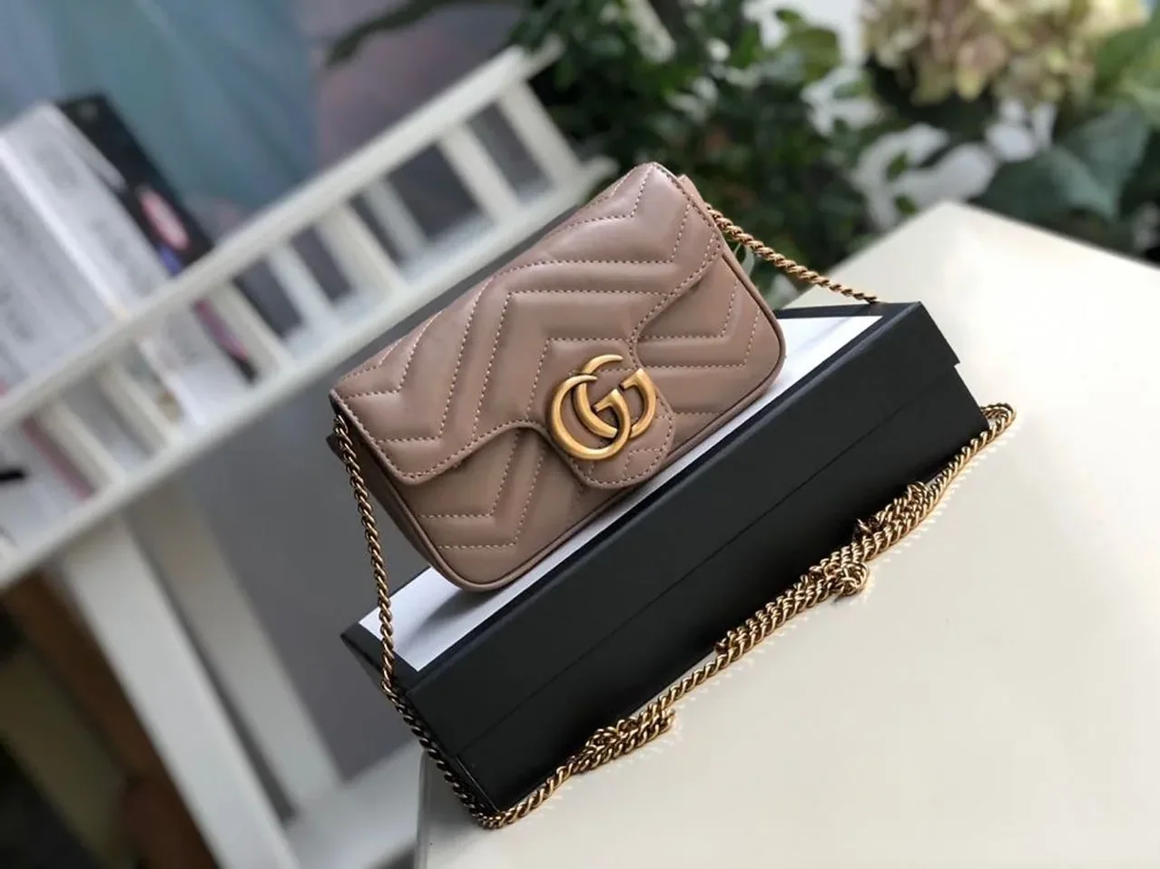 Gucci Marmont Matelassé Super Mini Bag Beige Matelassé Chevron / Gucci Marmont Matelassé Super Mini Bag Beige Matelassé Chevron /