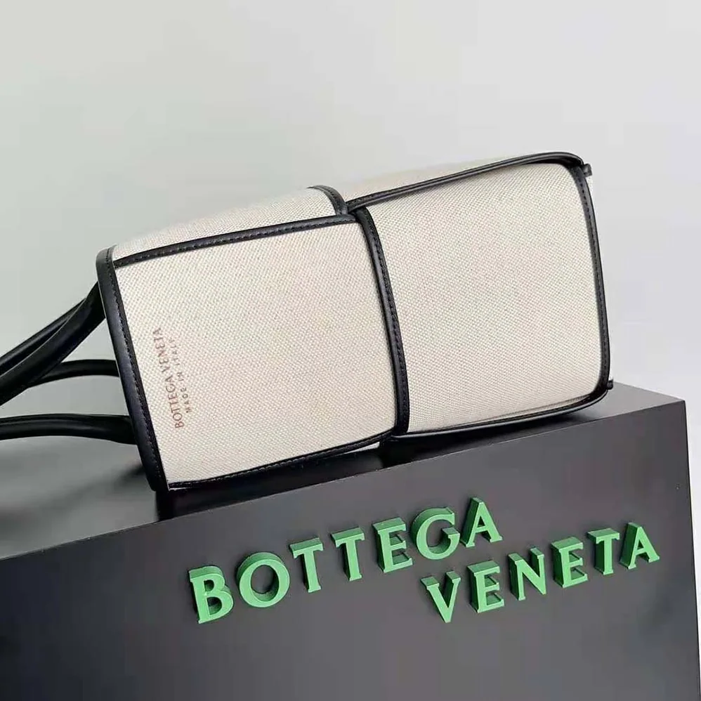 Bottega Veneta Medium Arco Tote Bag for Women in Black Bottega Veneta Medium Arco Tote Bag for Women in Black