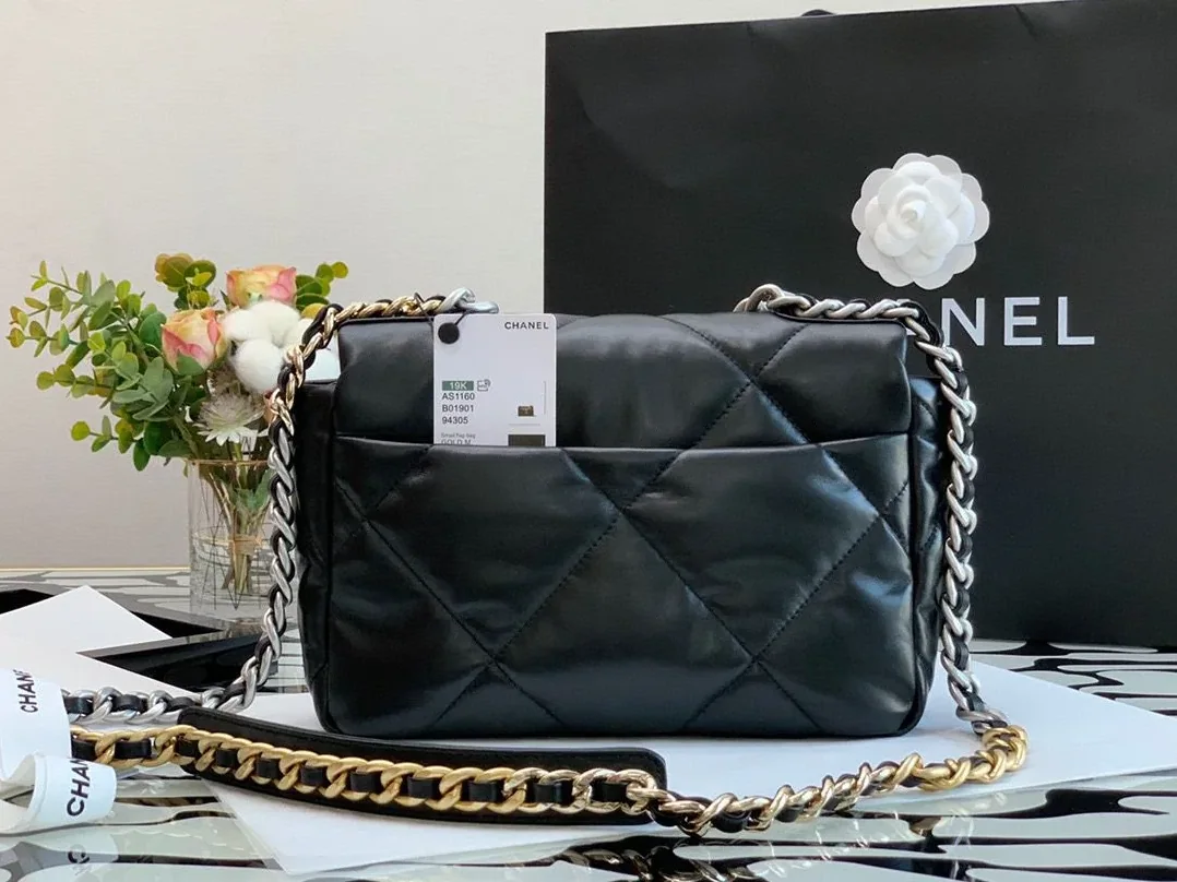 Chanel Flap Bag Crossbody in Black Chanel Flap Bag Crossbody in Black
