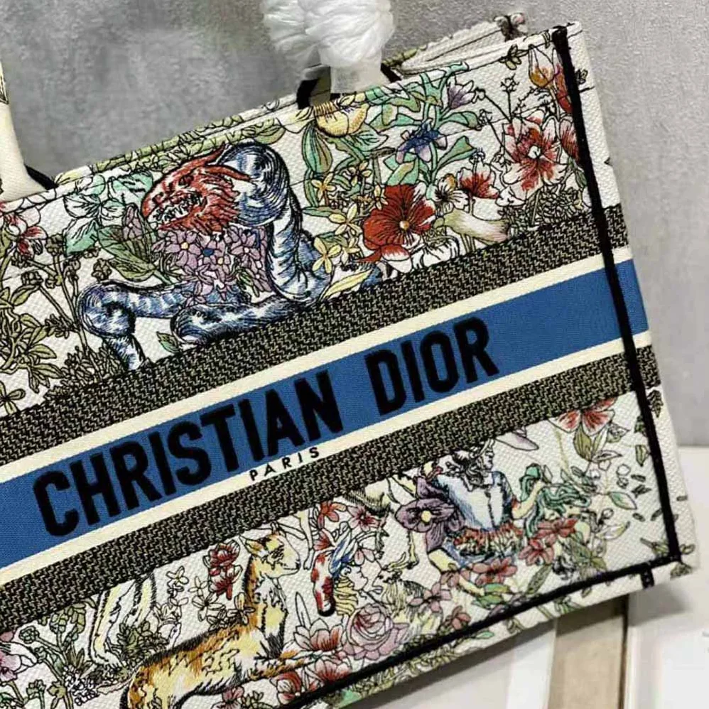 Dior Medium Dior Book Tote Latte D for Women in Constellation Embroidery Dior Medium Dior Book Tote Latte D for Women in Constellation Embroidery