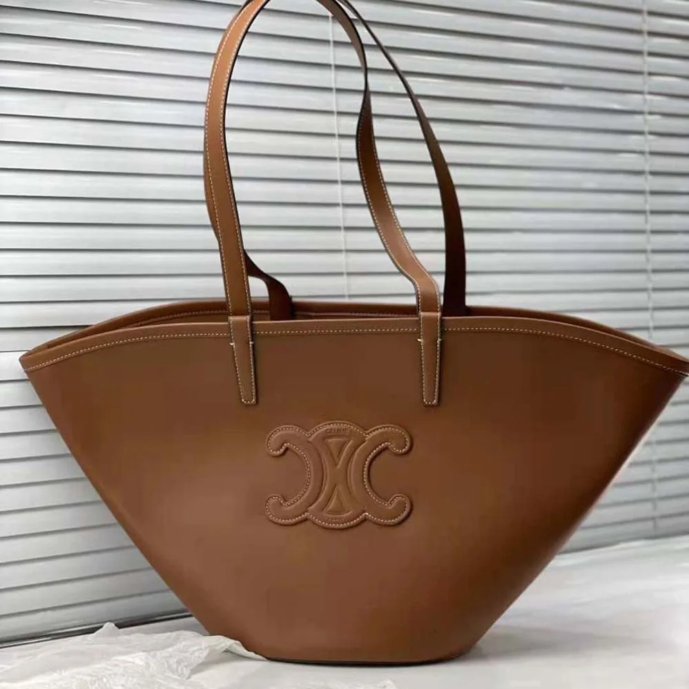 Celine Medium Couffin Cuir Triomphe in Smooth Calfskin for Women in Brown Celine Medium Couffin Cuir Triomphe in Smooth Calfskin for Women in Brown