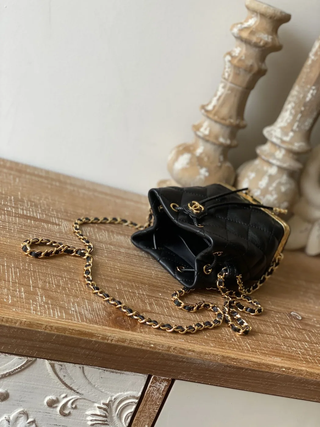 Chain Bucket Black in White / Chain Bucket Black in White /